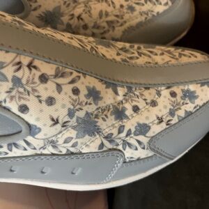 The cutest slides 4summer !!! Easy spirit travel time slip ons size 10 brand new